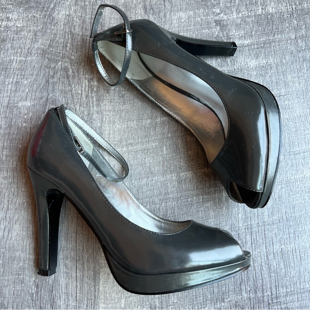 Nine West Freesa Heels Pumps Ankle Strap Gray Patent Leather Size 5